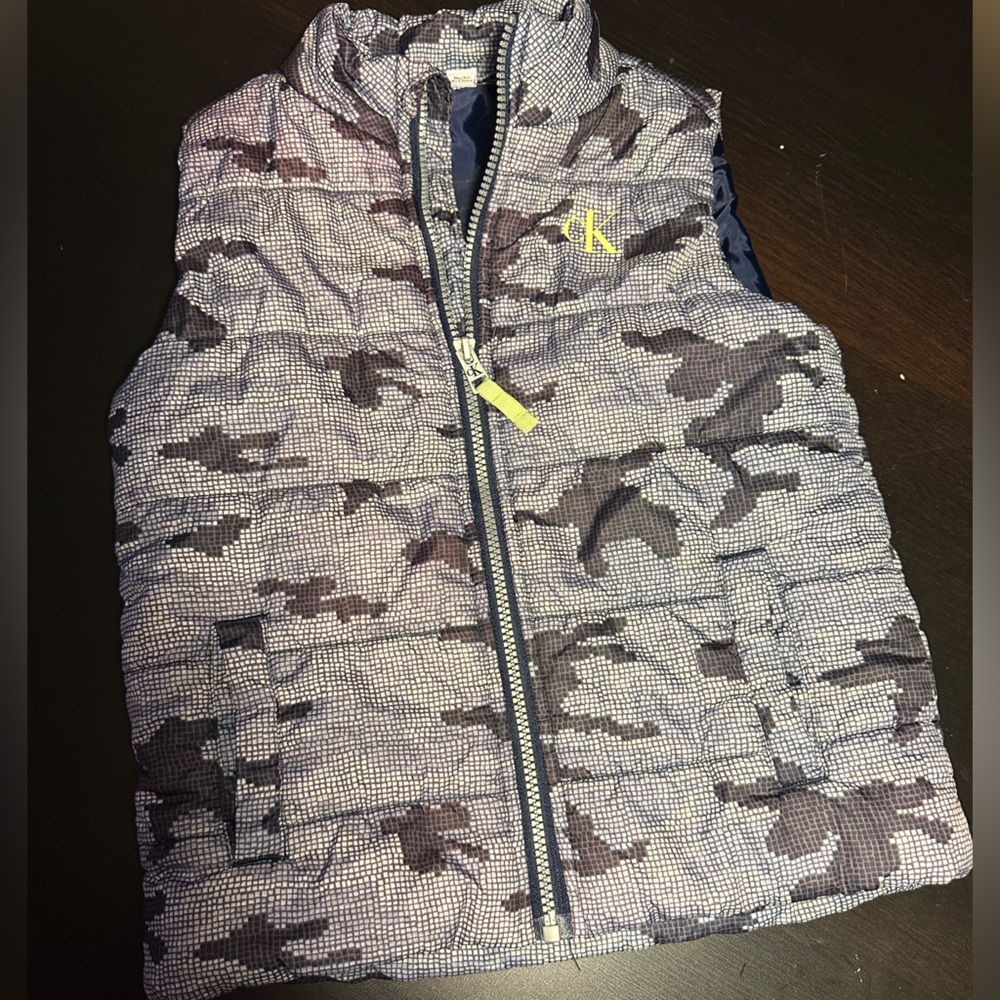 Boys’ Camouflage Puffer Vest by Calvin Klein size (5)